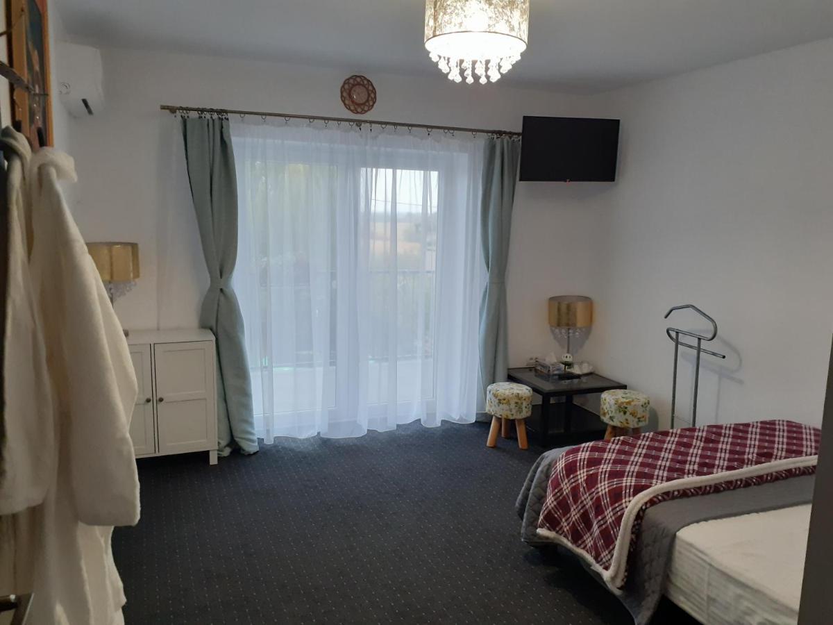 Salcia Hotel Tasnad Eksteriør billede