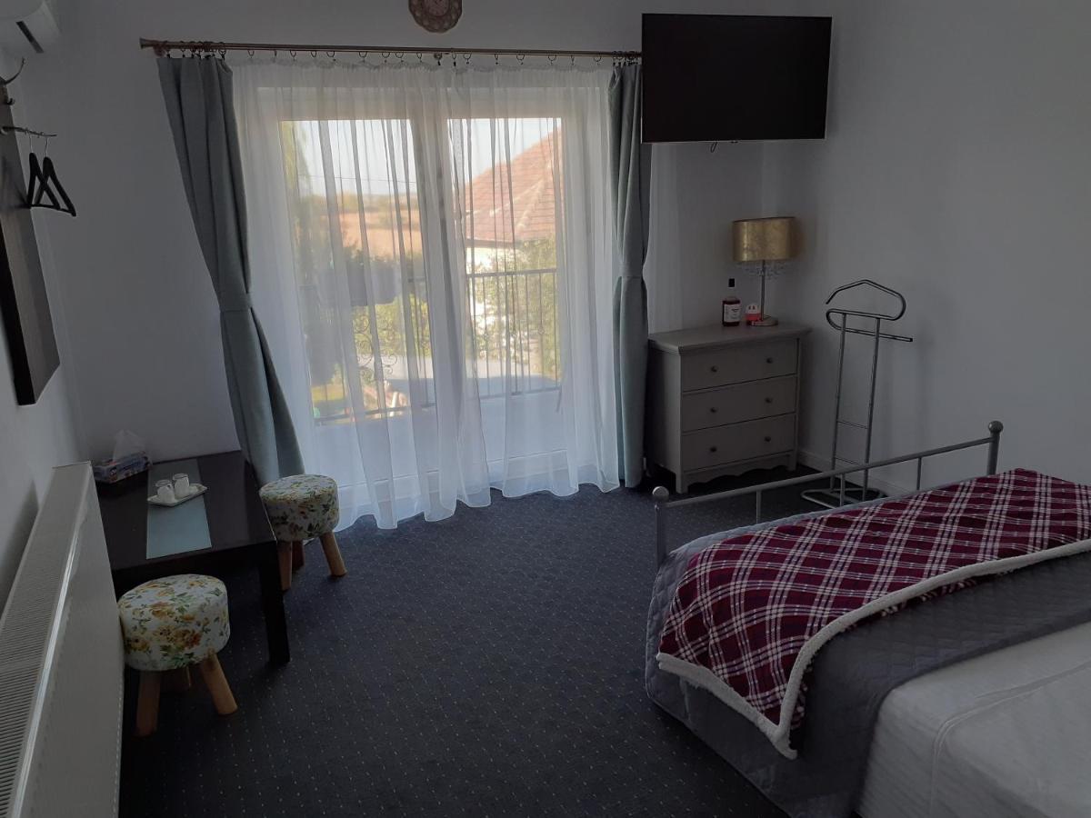 Salcia Hotel Tasnad Eksteriør billede