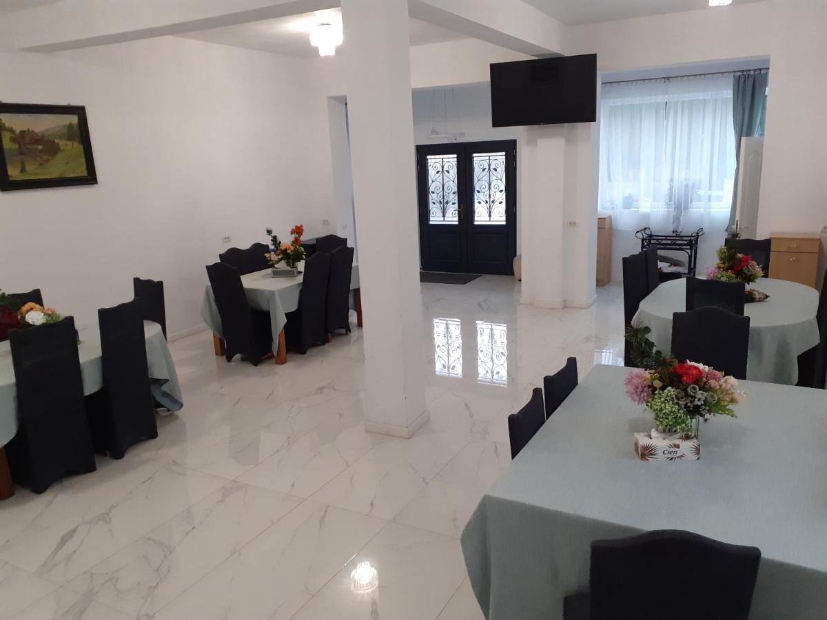 Salcia Hotel Tasnad Eksteriør billede